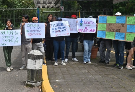 Se manifestaron Integrantes de la Red UV y por la Legalidad, así como ex rectores de la Universidad Veracruzana (UV), este miércoles 27 de agosto con lonas y pancartas para bloquear el acceso a la institución, en protesta por la gestión del rector Martín Aguilar Sánchez.