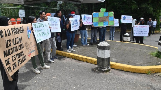 Se manifestaron Integrantes de la Red UV y por la Legalidad, así como ex rectores de la Universidad Veracruzana (UV), este miércoles 27 de agosto con lonas y pancartas para bloquear el acceso a la institución, en protesta por la gestión del rector Martín Aguilar Sánchez.