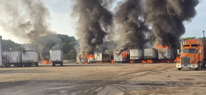 Aproximadamente a las 06:30 horas de este día se registró un fuerte incendio en la zona industrial del complejo Pajaritos de Coatzacoalcos en el área de una pensión o estacionamiento de unidades en donde se consumió por completo un tráiler y al menos cinco cajas secas