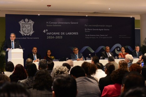 Debido a la manifestación en la USBI de académicos inconformes con su prórroga, el rector de la Universidad Veracruzana, Martín Aguilar, trasladó su Cuarto Informe de Labores a al hotel Holiday Inn en el centro de la ciudad de Xalapa. Al evento  asistieron el senador Manuel Huerta entre otras autoridades.