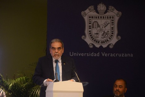 Debido a la manifestación en la USBI de académicos inconformes con su prórroga, el rector de la Universidad Veracruzana, Martín Aguilar, trasladó su Cuarto Informe de Labores a al hotel Holiday Inn en el centro de la ciudad de Xalapa. Al evento  asistieron el senador Manuel Huerta entre otras autoridades.