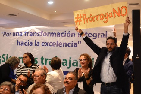 Debido a la manifestación en la USBI de académicos inconformes con su prórroga, el rector de la Universidad Veracruzana, Martín Aguilar, trasladó su Cuarto Informe de Labores a al hotel Holiday Inn en el centro de la ciudad de Xalapa. Al evento  asistieron el senador Manuel Huerta entre otras autoridades.