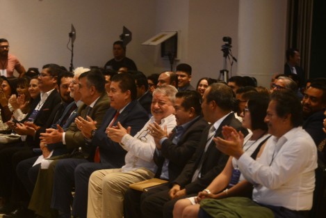 Debido a la manifestación en la USBI de académicos inconformes con su prórroga, el rector de la Universidad Veracruzana, Martín Aguilar, trasladó su Cuarto Informe de Labores a al hotel Holiday Inn en el centro de la ciudad de Xalapa. Al evento  asistieron el senador Manuel Huerta entre otras autoridades.
