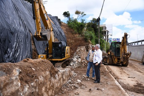 Con el fin de verificar el avance que presenta un muro de contención que se realiza en la lateral del puente Macuiltépetl, el presidente municipal Alberto Islas Reyes supervisó los trabajos de construcción de esta obra, ubicada en la colonia 21 de Marzo.

