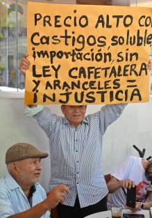 Productores de café de Veracruz denuncia que la secretaria de economía bloquea aprobación de la nueva ley del café 
 
