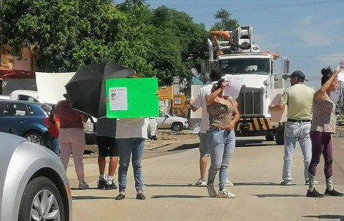 Bloquearon  la carretera Xalapa - Coatepec a la altura de colonia Santa Lucía en Las Trancas vecinos, amigos y parientes se movilizaron, en protesta por lo que consideran falta de respuestas inmediatas de las autoridades. 