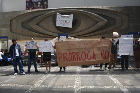Estudiantes de la Facultad de Psicología de la Universidad Veracruzana (UV) realizaron una protesta en rechazo a la prórroga otorgada al rector Martín Aguilar. Los jóvenes aseguraron que la manifestación fue organizada de manera autónoma, sin intervención de grupos externos.