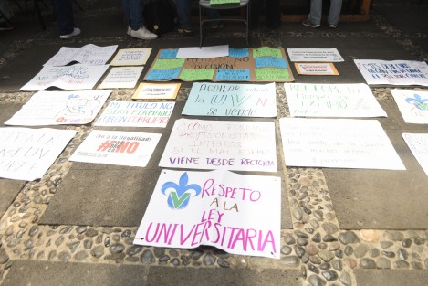 Estudiantes de la Facultad de Psicología de la Universidad Veracruzana (UV) realizaron una protesta en rechazo a la prórroga otorgada al rector Martín Aguilar. Los jóvenes aseguraron que la manifestación fue organizada de manera autónoma, sin intervención de grupos externos.