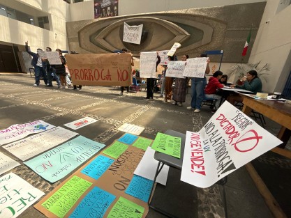 Estudiantes de la Facultad de Psicología de la Universidad Veracruzana (UV) realizaron una protesta en rechazo a la prórroga otorgada al rector Martín Aguilar. Los jóvenes aseguraron que la manifestación fue organizada de manera autónoma, sin intervención de grupos externos.