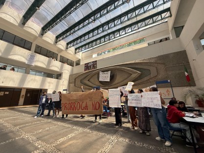 Estudiantes de la Facultad de Psicología de la Universidad Veracruzana (UV) realizaron una protesta en rechazo a la prórroga otorgada al rector Martín Aguilar. Los jóvenes aseguraron que la manifestación fue organizada de manera autónoma, sin intervención de grupos externos.