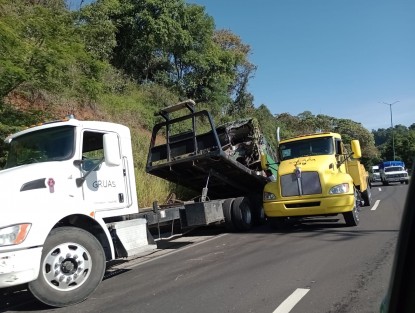 Se registraron diversos daños carreteros la mañana de este jueves en el municipio de Coatepec, luego de que grúas de la empresa MG remolcaran un autobús de la línea ATAZ que se había accidentado la noche del miércoles.


