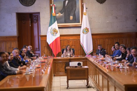 La gobernadora Rocío Nahle García se reunió con el Consejo Coordinador Empresarial en Palacio de Gobierno, donde reiteró su compromiso de impulsar el desarrollo económico, la inversión productiva y la gobernabilidad en Veracruz, en coordinación con el sector privado.

