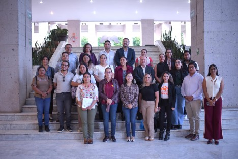 
Con diálogo y trabajo coordinado se podrán generar estrategias adecuadas para que desde el Poder Legislativo se fortalezcan normativas, se gestionen ante autoridades o se propongan campañas que permitan la sana y respetuosa convivencia con los animales, expresó la presidenta de la Mesa Directiva de la LXVII Legislatura, diputada Tanya Carola Viveros Cházaro, al reunirse con autoridades estatales y municipales y colectivos dedicados al bienestar animal.
