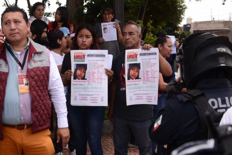 Vecinos bloquearon de manera intermitente la carretera Trancas–Coatepec exigen la localización de dos menores desaparecidos en la región.

Los inconformes señalaron la desaparición de José Emmanuel Antonio Alarcón León, de 13 años, visto por última vez en Xalapa el pasado 27 de agosto, así como la de Mariela Morales Galán, de 16 años, reportada como desaparecida desde el 23 de agosto en la localidad de Alborada.