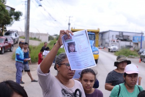 Vecinos bloquearon de manera intermitente la carretera Trancas–Coatepec exigen la localización de dos menores desaparecidos en la región.

Los inconformes señalaron la desaparición de José Emmanuel Antonio Alarcón León, de 13 años, visto por última vez en Xalapa el pasado 27 de agosto, así como la de Mariela Morales Galán, de 16 años, reportada como desaparecida desde el 23 de agosto en la localidad de Alborada.