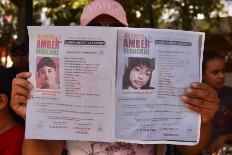 Vecinos bloquearon de manera intermitente la carretera Trancas–Coatepec exigen la localización de dos menores desaparecidos en la región.

Los inconformes señalaron la desaparición de José Emmanuel Antonio Alarcón León, de 13 años, visto por última vez en Xalapa el pasado 27 de agosto, así como la de Mariela Morales Galán, de 16 años, reportada como desaparecida desde el 23 de agosto en la localidad de Alborada.