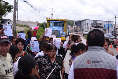 Vecinos bloquearon de manera intermitente la carretera Trancas–Coatepec exigen la localización de dos menores desaparecidos en la región.

Los inconformes señalaron la desaparición de José Emmanuel Antonio Alarcón León, de 13 años, visto por última vez en Xalapa el pasado 27 de agosto, así como la de Mariela Morales Galán, de 16 años, reportada como desaparecida desde el 23 de agosto en la localidad de Alborada.