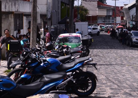 Largas filas se observaron este viernes en las oficinas de Hacienda del Estado, ubicadas a un costado de la Torre Hakim, debido a que motociclistas se dieron cita para realizar el trámite de reemplacamiento de motocicletas en Veracruz.

