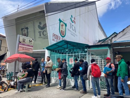 Largas filas se observaron este viernes en las oficinas de Hacienda del Estado, ubicadas a un costado de la Torre Hakim, debido a que motociclistas se dieron cita para realizar el trámite de reemplacamiento de motocicletas en Veracruz.

