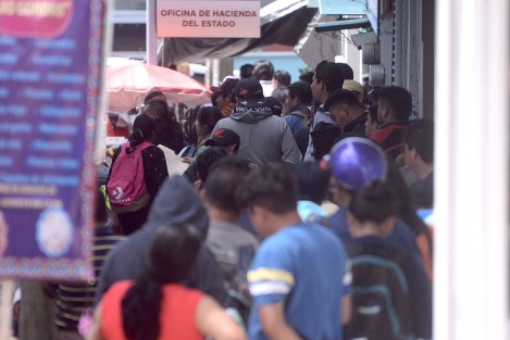 Largas filas se observaron este viernes en las oficinas de Hacienda del Estado, ubicadas a un costado de la Torre Hakim, debido a que motociclistas se dieron cita para realizar el trámite de reemplacamiento de motocicletas en Veracruz.

