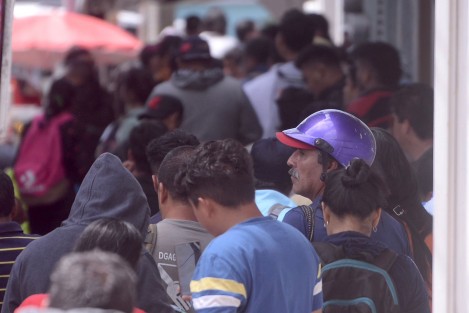Largas filas se observaron este viernes en las oficinas de Hacienda del Estado, ubicadas a un costado de la Torre Hakim, debido a que motociclistas se dieron cita para realizar el trámite de reemplacamiento de motocicletas en Veracruz.

