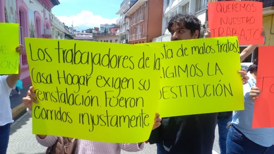 Ex trabajadores del Asilo “Sayago” bloquearon la calle Xalapeños Ilustres para denunciar despidos injustificados.