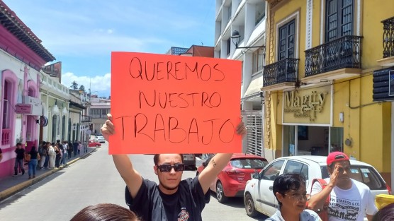 Ex trabajadores del Asilo “Sayago” bloquearon la calle Xalapeños Ilustres para denunciar despidos injustificados.