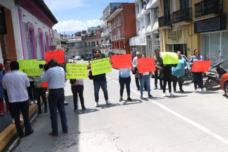 Ex trabajadores del Asilo “Sayago” bloquearon la calle Xalapeños Ilustres para denunciar despidos injustificados.