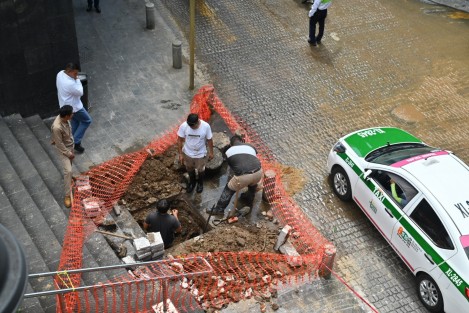 Luego de varios meses de una fuga de agua que se encontraba a lado del palacio de gobierno por fin personal de CMAS acudió a repararla.