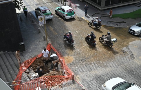 Luego de varios meses de una fuga de agua que se encontraba a lado del palacio de gobierno por fin personal de CMAS acudió a repararla.