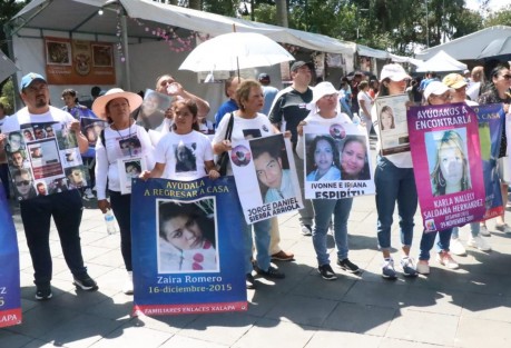 
Por  el Día Internacional de las Víctimas de Desapariciones Forzadas, familiares y activistas, con pancartas que muestran los datos de sus seres queridos, se plantaron en el Memorial de Personas Desaparecidas para exigir al Gobierno que no olvide a las víctimas, algunos colectivos marcharon hacia centro de Xalapa.
