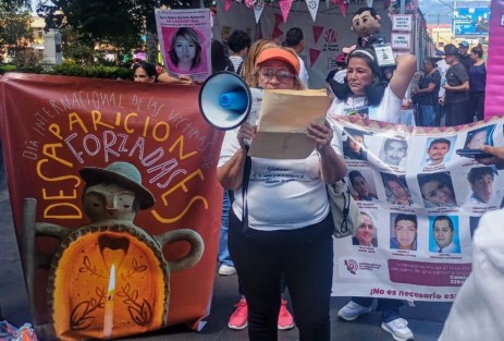 
Por  el Día Internacional de las Víctimas de Desapariciones Forzadas, familiares y activistas, con pancartas que muestran los datos de sus seres queridos, se plantaron en el Memorial de Personas Desaparecidas para exigir al Gobierno que no olvide a las víctimas, algunos colectivos marcharon hacia centro de Xalapa.
