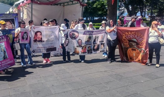 
Por  el Día Internacional de las Víctimas de Desapariciones Forzadas, familiares y activistas, con pancartas que muestran los datos de sus seres queridos, se plantaron en el Memorial de Personas Desaparecidas para exigir al Gobierno que no olvide a las víctimas, algunos colectivos marcharon hacia centro de Xalapa.
