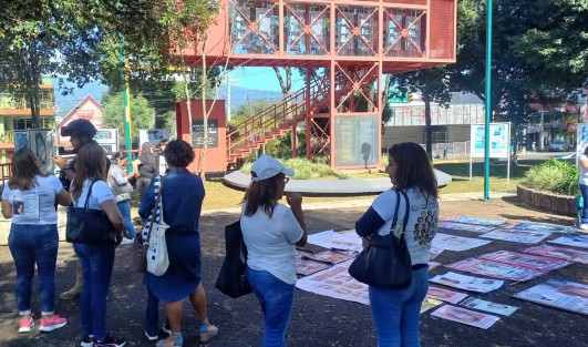 
Por  el Día Internacional de las Víctimas de Desapariciones Forzadas, familiares y activistas, con pancartas que muestran los datos de sus seres queridos, se plantaron en el Memorial de Personas Desaparecidas para exigir al Gobierno que no olvide a las víctimas, algunos colectivos marcharon hacia centro de Xalapa.
