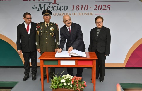 El titular de la Secretaría de Gobierno, Ricardo Ahued Bardahuil, dio inicio a los actos cívicos en honor al Padre de la Patria, Miguel Hidalgo, ante su monumento ubicado en el Parque Los Berros, este 01 de septiembre