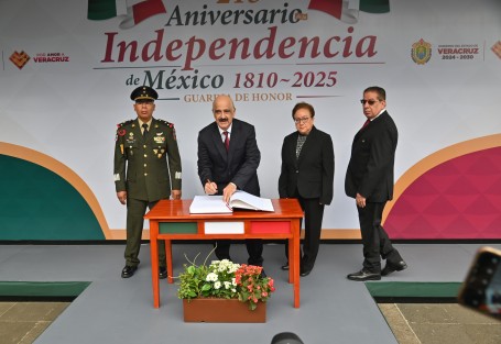 El titular de la Secretaría de Gobierno, Ricardo Ahued Bardahuil, dio inicio a los actos cívicos en honor al Padre de la Patria, Miguel Hidalgo, ante su monumento ubicado en el Parque Los Berros, este 01 de septiembre