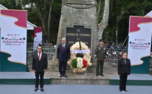 El titular de la Secretaría de Gobierno, Ricardo Ahued Bardahuil, dio inicio a los actos cívicos en honor al Padre de la Patria, Miguel Hidalgo, ante su monumento ubicado en el Parque Los Berros, este 01 de septiembre