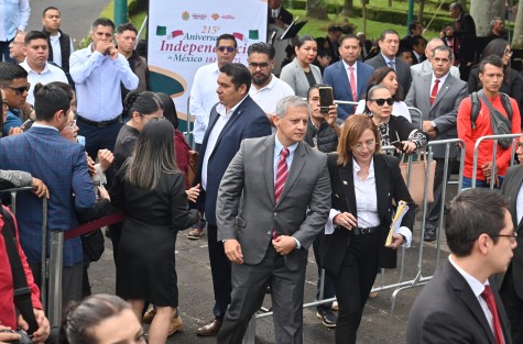 Como en antaño al igual que funcionarios del pasado, rodeado de muchas vallas y guardias de seguridad 
Alfonso Reyes Garcés, titular de la Secretaría de Seguridad Pública, acompañado de sus colaboradores, rindió guardia de honor ante el monumento a Miguel Hidalgo, en la ciudad de Xalapa.