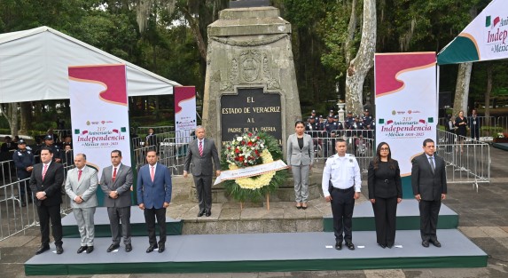 Como en antaño al igual que funcionarios del pasado, rodeado de muchas vallas y guardias de seguridad 
Alfonso Reyes Garcés, titular de la Secretaría de Seguridad Pública, acompañado de sus colaboradores, rindió guardia de honor ante el monumento a Miguel Hidalgo, en la ciudad de Xalapa.