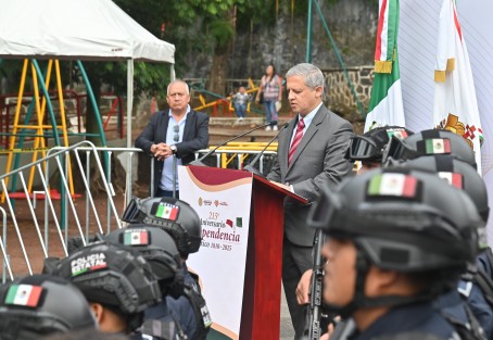 Como en antaño al igual que funcionarios del pasado, rodeado de muchas vallas y guardias de seguridad 
Alfonso Reyes Garcés, titular de la Secretaría de Seguridad Pública, acompañado de sus colaboradores, rindió guardia de honor ante el monumento a Miguel Hidalgo, en la ciudad de Xalapa.