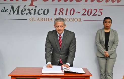 Como en antaño al igual que funcionarios del pasado, rodeado de muchas vallas y guardias de seguridad 
Alfonso Reyes Garcés, titular de la Secretaría de Seguridad Pública, acompañado de sus colaboradores, rindió guardia de honor ante el monumento a Miguel Hidalgo, en la ciudad de Xalapa.
