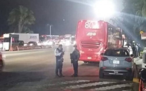 Este domingo, un autobús de la línea ADO fue asaltado con violencia por un grupo de al menos ocho hombres armados, cuando circulaba sobre la autopista Orizaba–Puebla, a la altura del kilómetro 246, en el tramo de las cumbres de Maltrata.