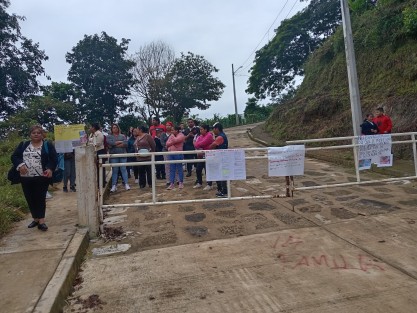 Padres de familia de la Escuela Primaria Vicente Guerrero, ubicada en la calle Nicolás Bravo de la Colonia Vicente Guerrero en la ciudad de Xalapa, se manifestaron para exigir la destitución del nuevo director del plantel José Domingo Antonio Arriola, por contar con malos antecedentes en las escuelas en dónde ha laborado.