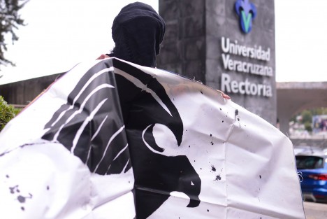 Comunidad universitaria encabezados por ex rectores se manifestaron en rechazo a la prórroga otorgada al rector Martin Aguilar bloqueando la vialidad frente a rectoría de la Universidad Veracruzana.