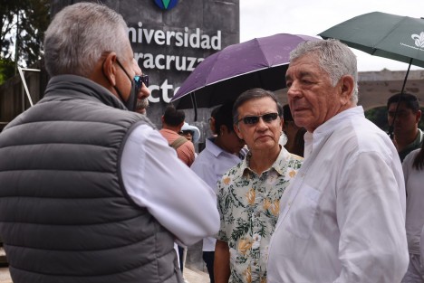 Comunidad universitaria encabezados por ex rectores se manifestaron en rechazo a la prórroga otorgada al rector Martin Aguilar bloqueando la vialidad frente a rectoría de la Universidad Veracruzana.