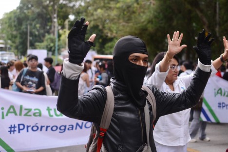 Comunidad universitaria encabezados por ex rectores se manifestaron en rechazo a la prórroga otorgada al rector Martin Aguilar bloqueando la vialidad frente a rectoría de la Universidad Veracruzana.