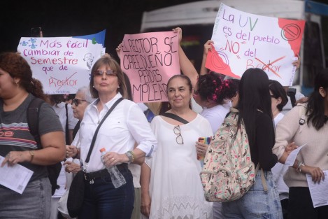 Comunidad universitaria encabezados por ex rectores se manifestaron en rechazo a la prórroga otorgada al rector Martin Aguilar bloqueando la vialidad frente a rectoría de la Universidad Veracruzana.