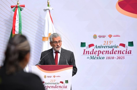 En Xalapa se construye la historia de México y se respeta el legado de los próceres de la patria, pues aquí se gobierna escuchando y atendiendo las necesidades de la sociedad, afirmó el alcalde Alberto Islas Reyes, al encabezar la Guardia de Honor que realizaron autoridades municipales por el 215 aniversario del inicio de la Independencia de México, en el parque Miguel Hidalgo, “Los Berros”.

