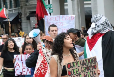 Asociaciones civiles, académicos, estudiantes y población en general marcharon en la ciudad de Xalapa, desde el Teatro del Estado hasta el centro de la capital, para exigir a la federación romper relaciones con el Estado de Israel.
