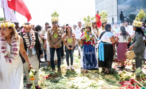 Encabezados por la magistrada presidenta Rosalba Hernández, los nuevos integrantes del Poder Judicial de Veracruz, junto con diputados locales, participaron en una ceremonia de purificación realizada en el patio de esta institución.